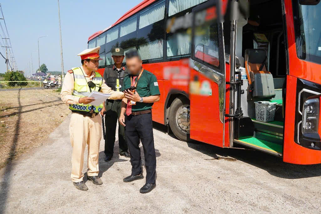 Tăng cường kiểm tra phương tiện kinh doanh vận tải hành khách trên tuyến Quốc lộ 1, đoạn qua phường Bình Lộc. Ảnh: Phòng CSGT.