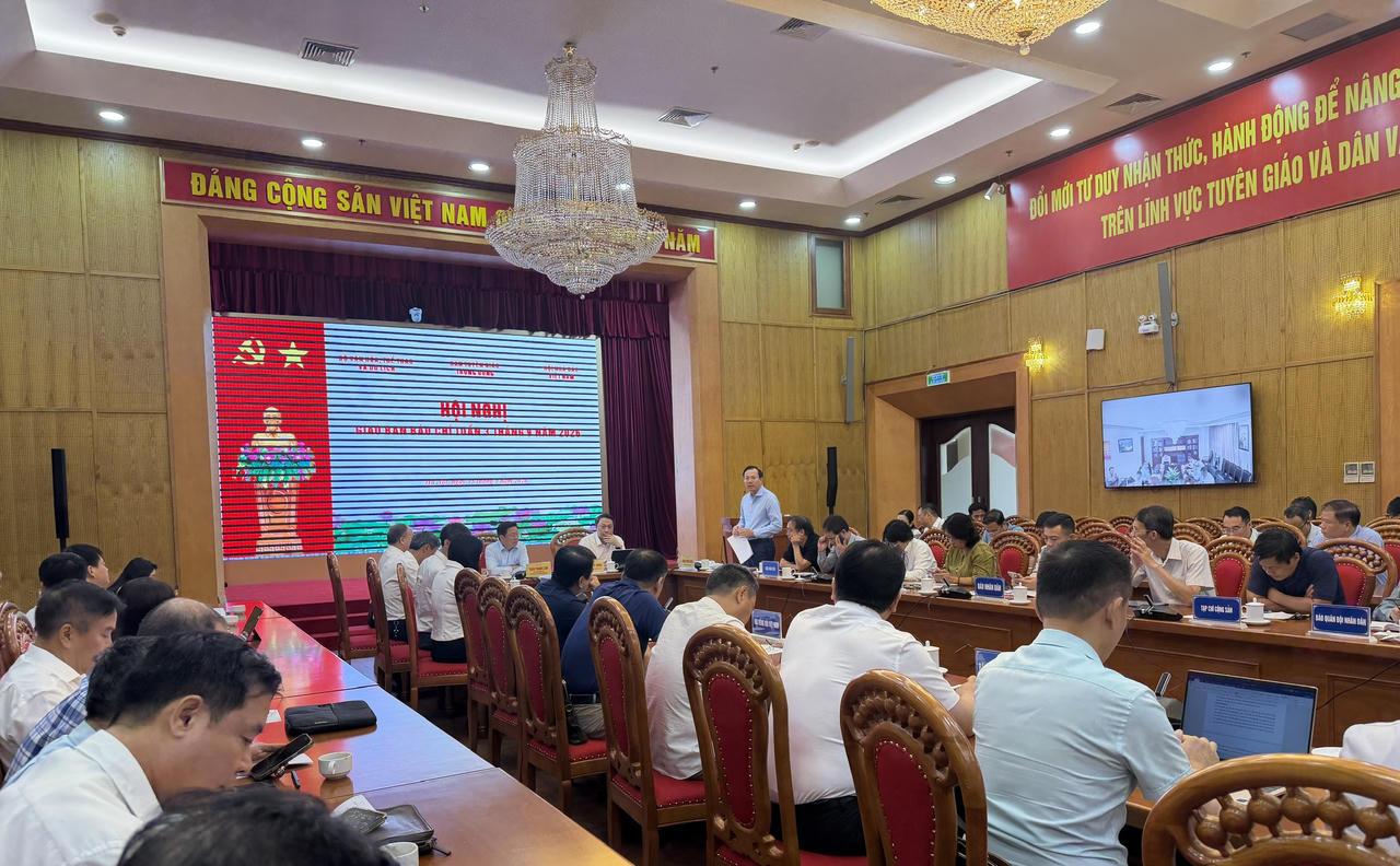 Thứ trưởng Bộ GD&ĐT Đoàn Trung Kiên báo cáo tại Hội nghị.
