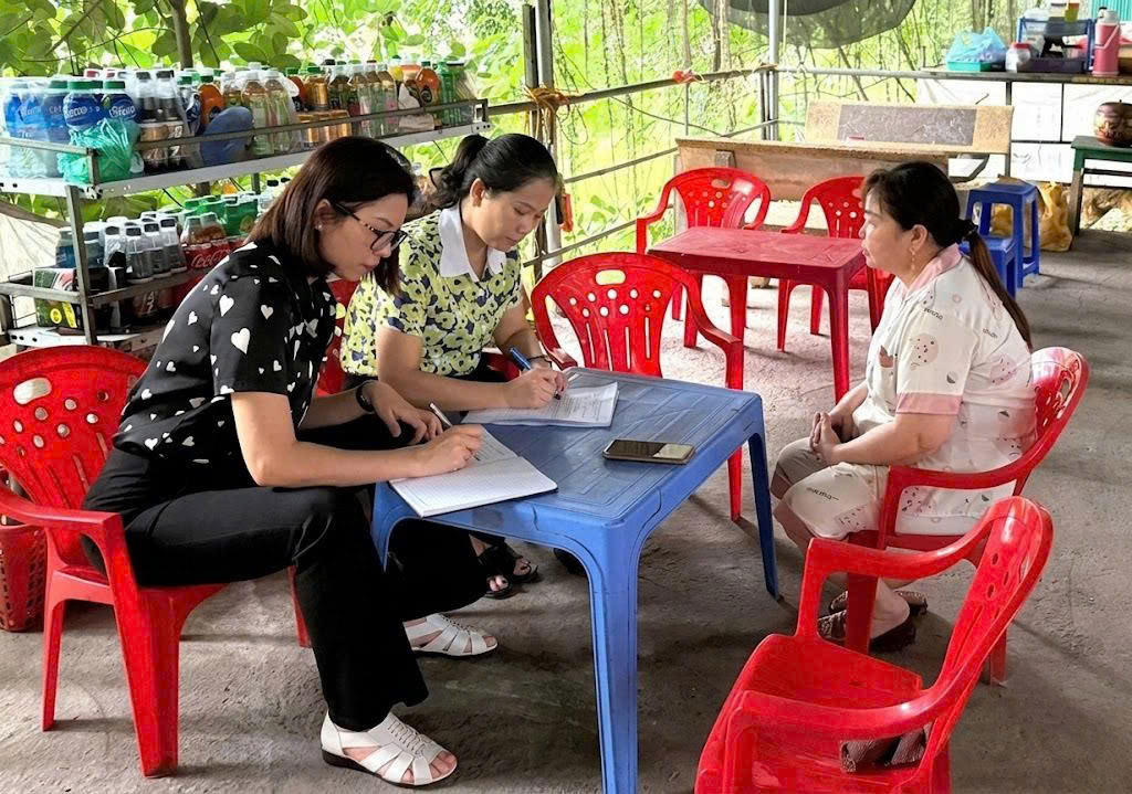 Cán bộ Chi cục An toàn thực phẩm kiểm tra, giám sát việc thực hiện ATTP tại cơ sở kinh doanh ăn uống trong Khu di tích lịch sử Đền Hùng.(Ảnh: Hồng Nhung)