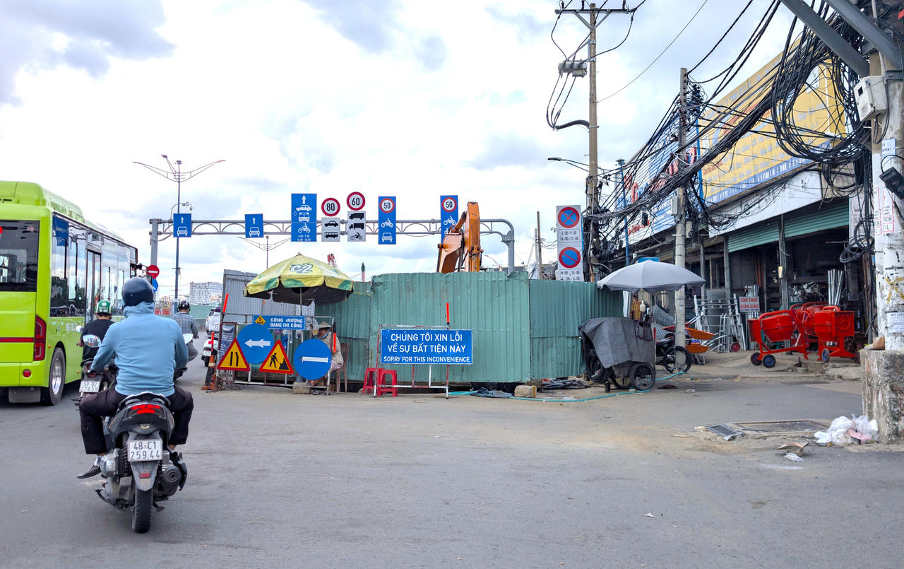 Các đơn vị thi công được yêu cầu rà soát công nghệ để rút ngắn thời gian chiếm dụng mặt đường, bố trí lực lượng điều tiết thường trực tại các giao lộ trọng điểm. Ảnh: Trường Giang