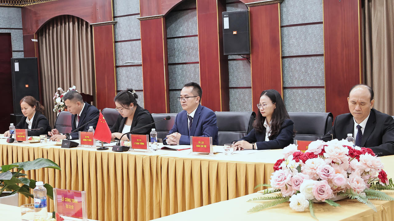 Đoàn đại biểu Ủy ban Thường vụ Đại hội đại biểu nhân dân huyện tự trị dân tộc Dao Hà Khẩu, tỉnh Vân Nam (Trung Quốc)  (Ảnh: Hữu Trường).