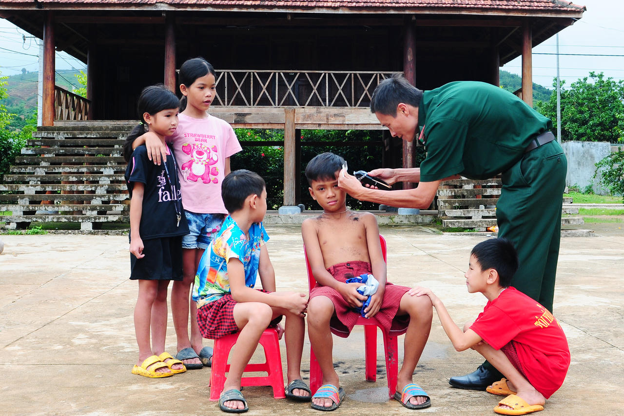 Cắt tóc cho trẻ đón chào năm học mới.