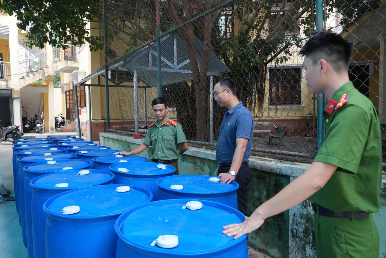 Bọt chữa cháy được bổ sung, phục vụ công tác chữa cháy và cứu nạn, cứu hộ. (Ảnh: CACC)