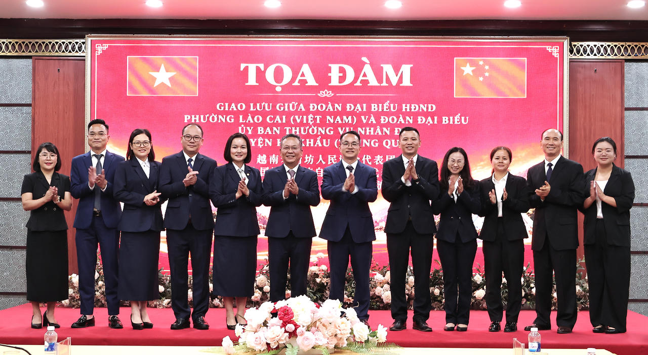 Các đại biểu chụp ảnh lưu niệm (Ảnh: Hữu Trường).