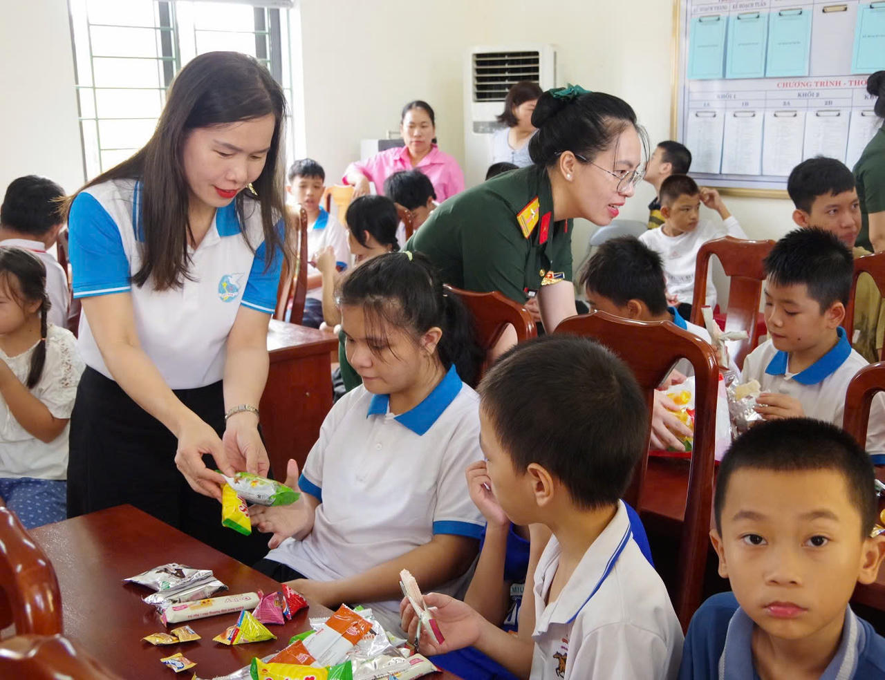 ... ân cần thăm hỏi, tặng quà và động viên các em nhân dịp Tết Trung thu. (Ảnh: Xuân Diện)