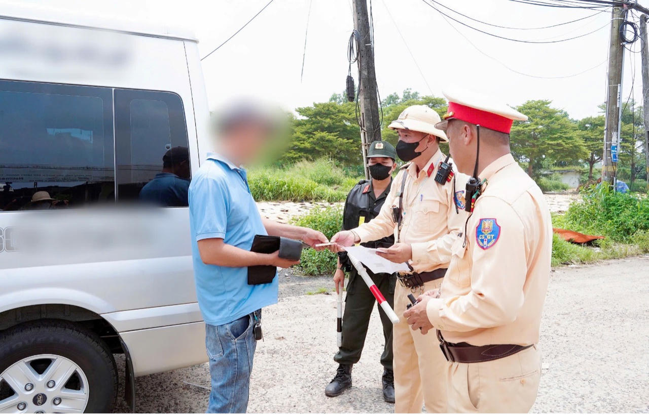 Lực lượng CSGT kiểm tra các phương tiện vận tải nhằm chủ động phòng ngừa nguy cơ xảy ra tai nạn giao thông. Ảnh: Duy Trường