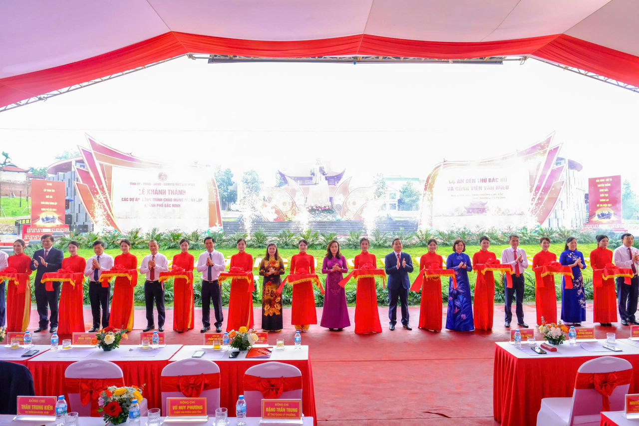  Đại diện Tỉnh ủy, HĐND, UBND, UBMTTQ tỉnh Bắc Ninh đã cắt băng khánh thành công trình Đền thờ Bác Hồ và Dự án Đầu tư xây dựng hạ tầng kỹ thuật và các công trình phụ trợ công viên Văn Miếu tại phường Kinh Bắc và phường Võ Cường. Ảnh NH