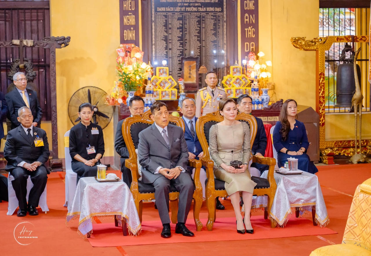 Nhà vua Thái Lan lễ Phật tại chùa Quán Sứ 6