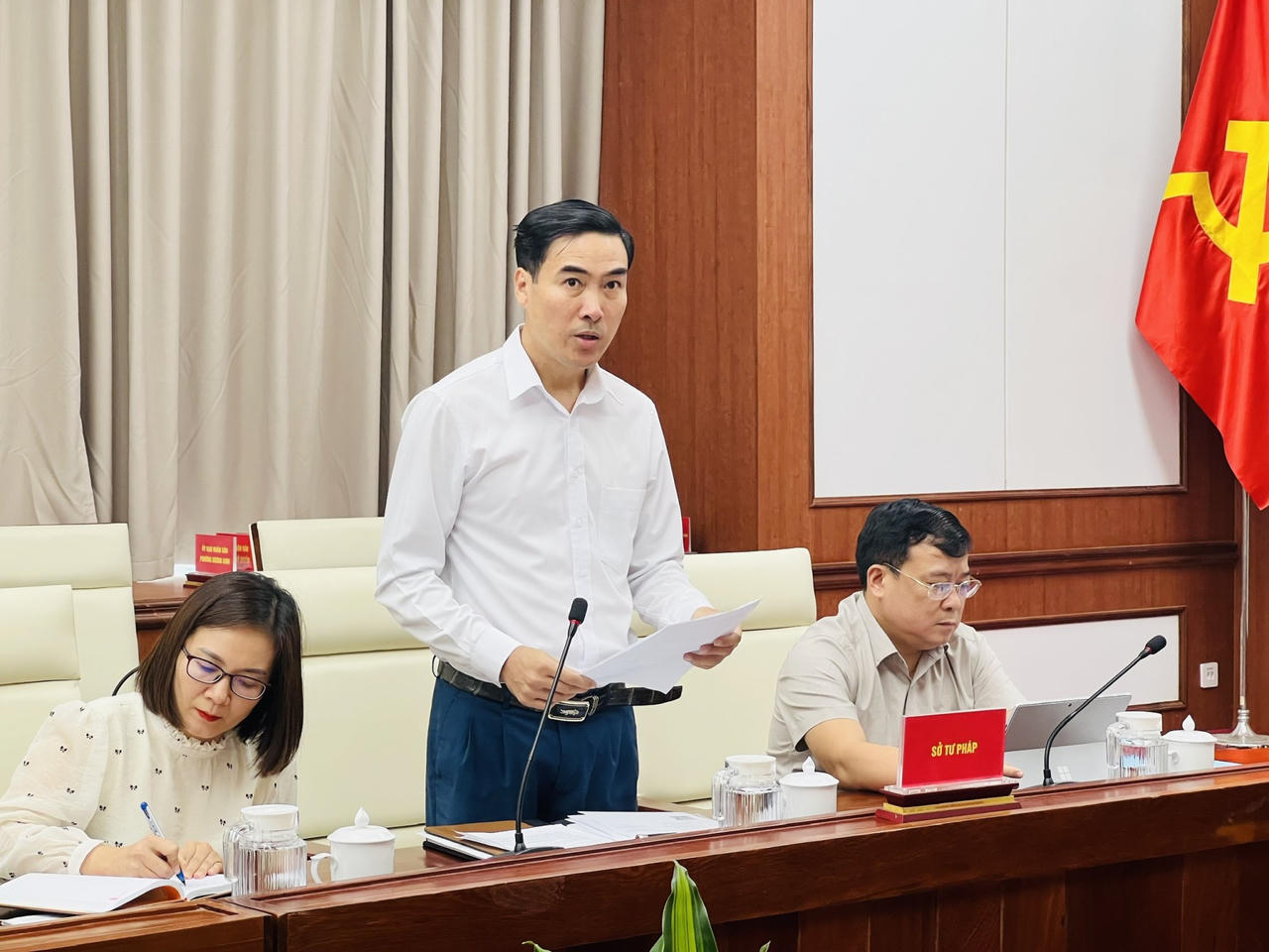Phó Giám đốc Sở Tư pháp Hoàng Anh Phong phát biểu tại cuộc họp. (Ảnh: Thuỳ Linh)