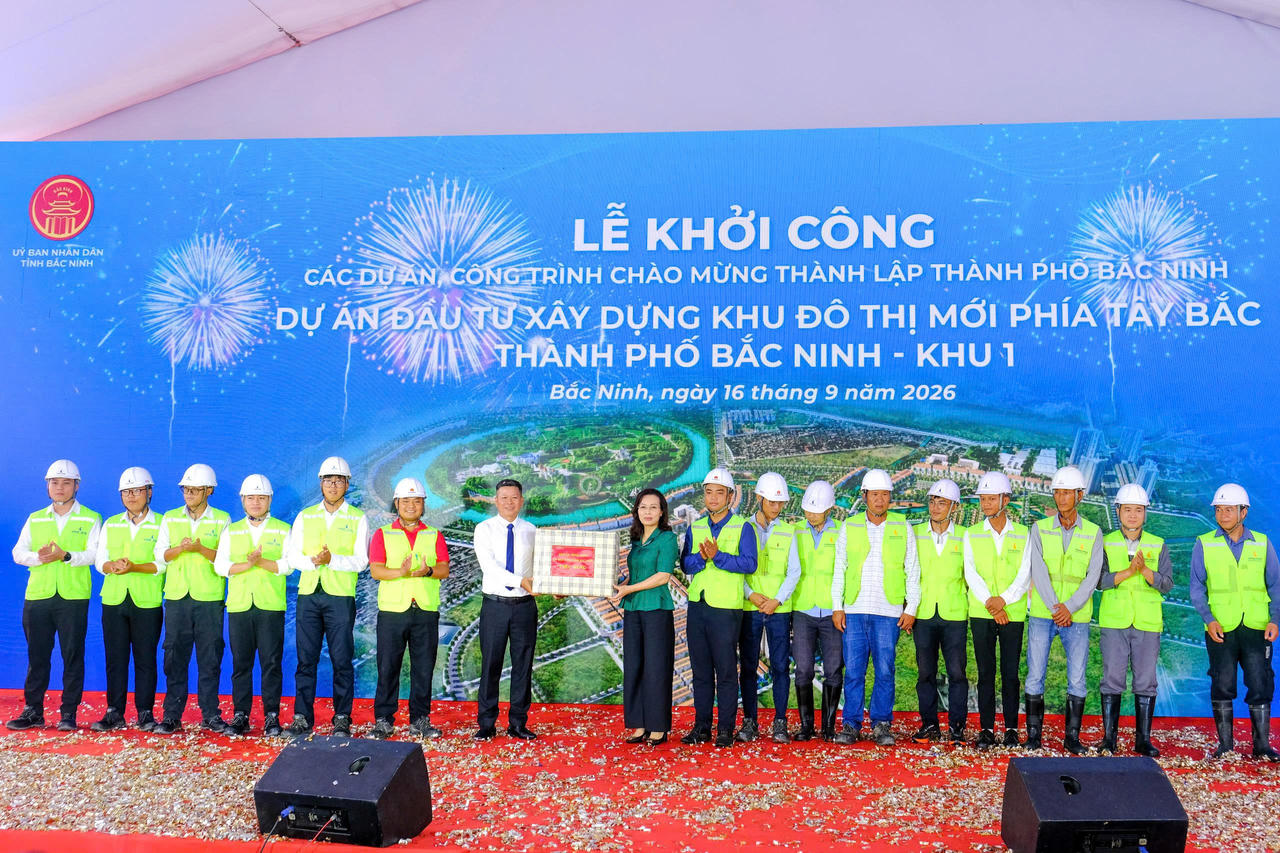Bà Nguyễn Thị Hương - Phó Bí thư Thường trực Tỉnh ủy, Trưởng Đoàn Đại biểu Quốc hội tỉnh Bắc Ninh tặng quà công nhân viên tại dự án. (Ảnh NH)