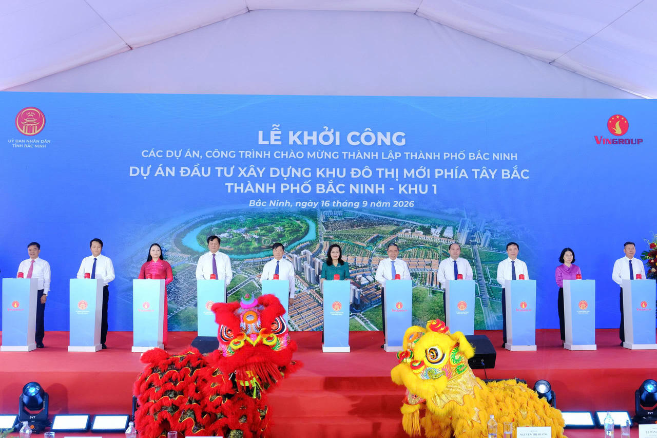 Các đại biểu thực hiện nghi lễ bấm nút khởi công dự án.