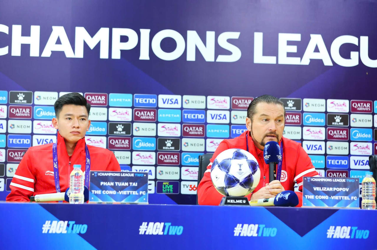 HLV Popov và Phan Tuấn Tài tại buổi họp báo trước trận đấu với CLB Melbourne Victory (Ảnh: CLB Thể Công)