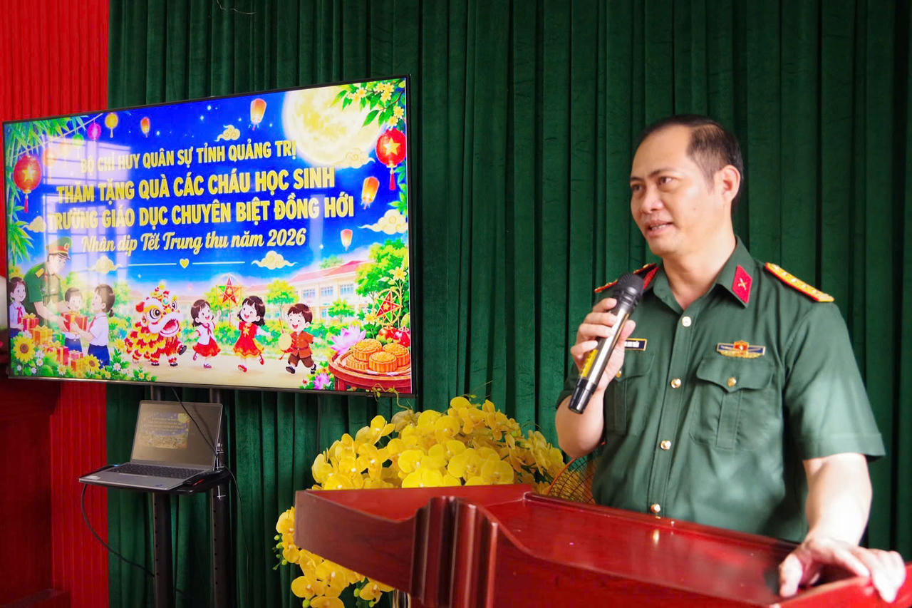 Đại tá Phạm Anh Tuấn, Phó Chủ nhiệm Chính trị Bộ CHQS tỉnh phát biểu tại chương trình. (Ảnh: Xuân Diện)