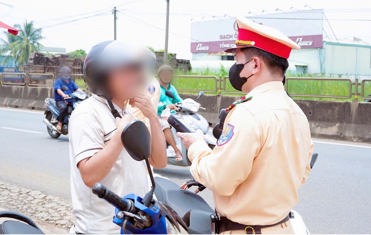 Lực lượng kiểm tra nồng độ cồn người tham gia giao thông. Ảnh: Hiên Thanh