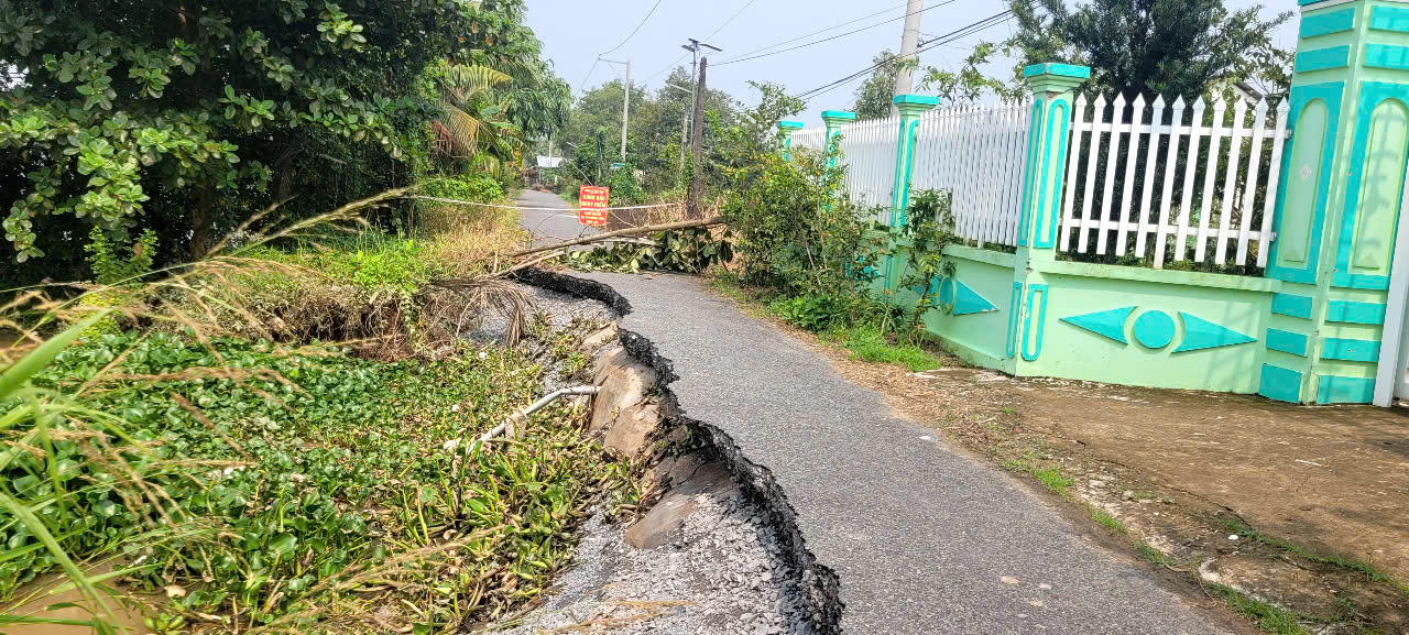 Nhiều đoạn đất ven bờ bị dòng nước khoét sâu, tạo thành hàm ếch. Ảnh: Thiện Lê