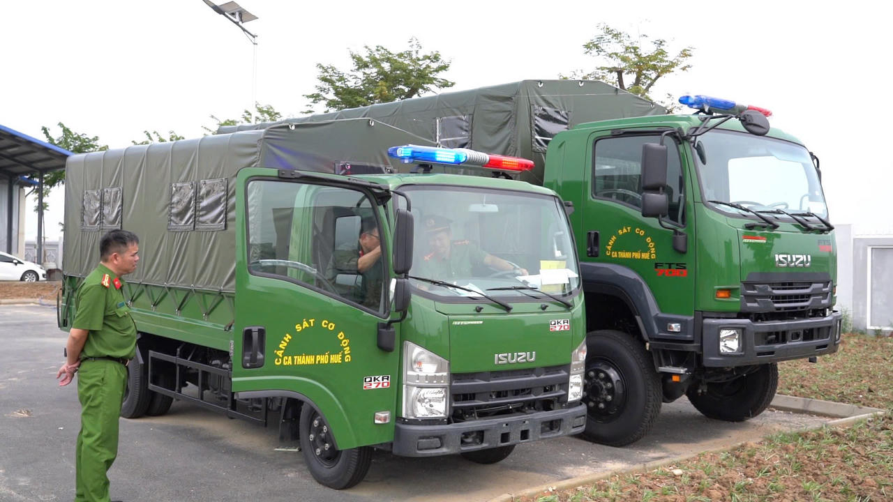 Cảnh sát Cơ động thành phố Huế được trang bị thêm 4 xe chuyên dụng