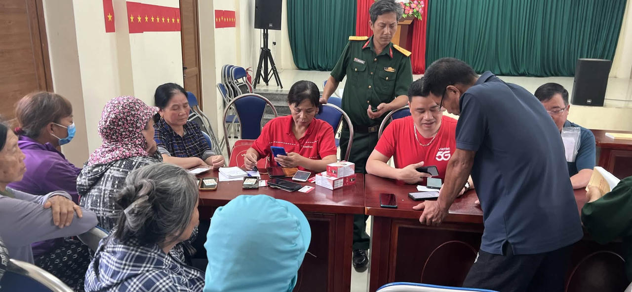 CBNV Viettel trực tiếp hỗ trợ người dân vùng sâu, vùng xa chuyển đổi sang thiết bị và dịch vụ 4G (Ảnh: Viettel)