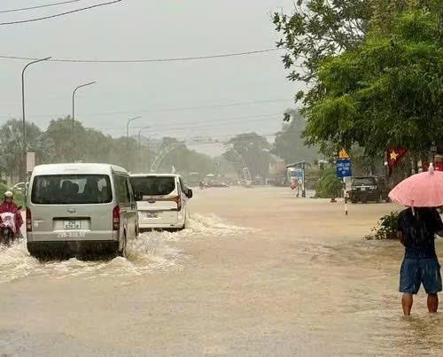 Mưa lớn, Nghệ An phải đóng nhiều tuyến đường do sạt lở, ngập sâu