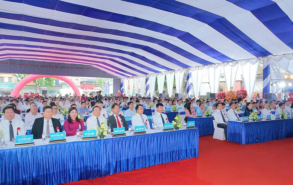 Các đại biểu dự lễ khởi công. (Ảnh: Anh Tuấn)
