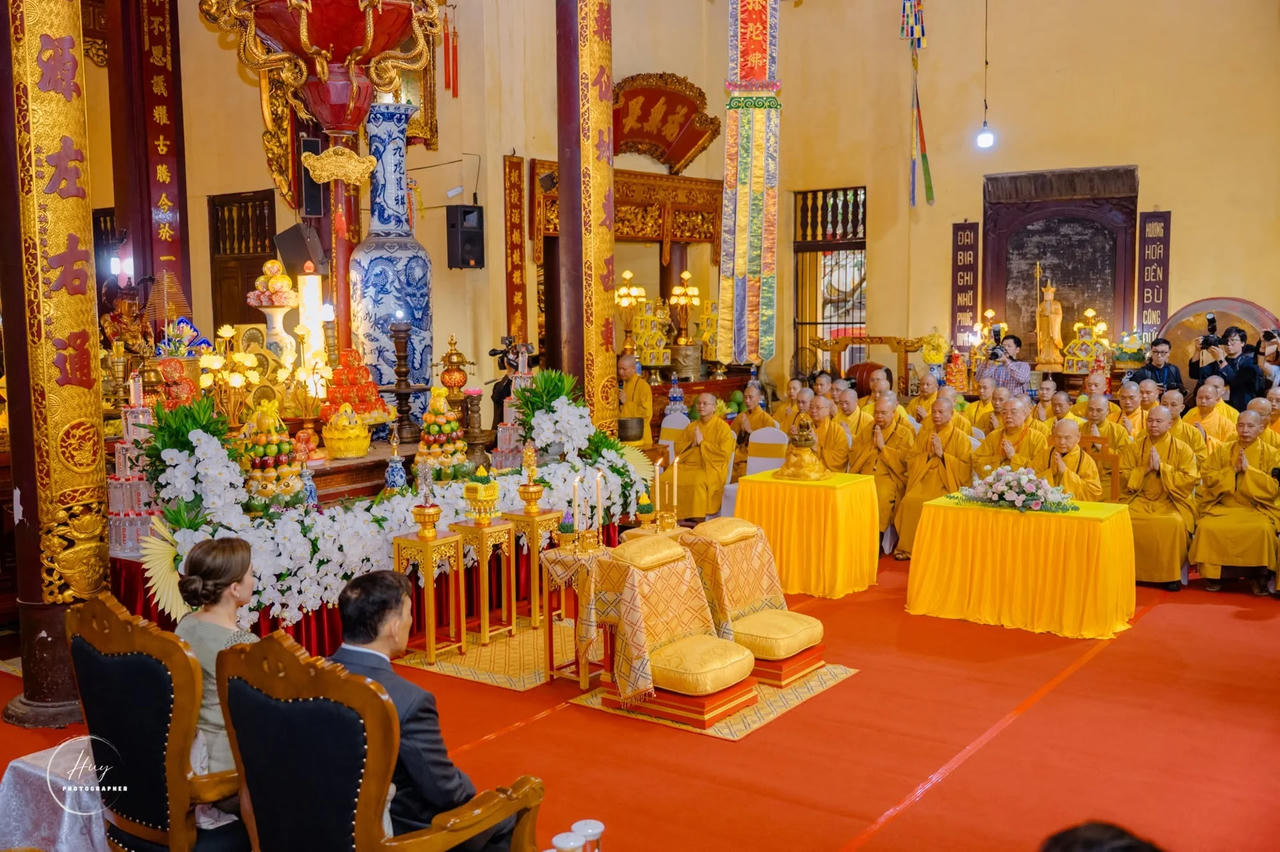 Nhà vua Thái Lan lễ Phật tại chùa Quán Sứ