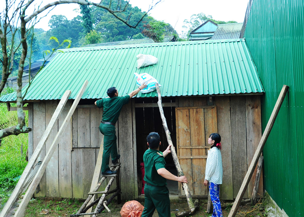 Giúp dân chằng chống nhà cửa trước mùa mưa gió.