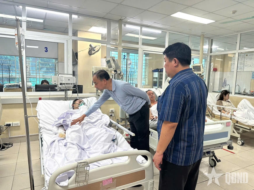 Lãnh đạo phường Tây Hồ thăm hỏi gia đình các nạn nhân vụ cháy tại ngõ 2B Văn Cao (Ảnh: Ngọc Tú)