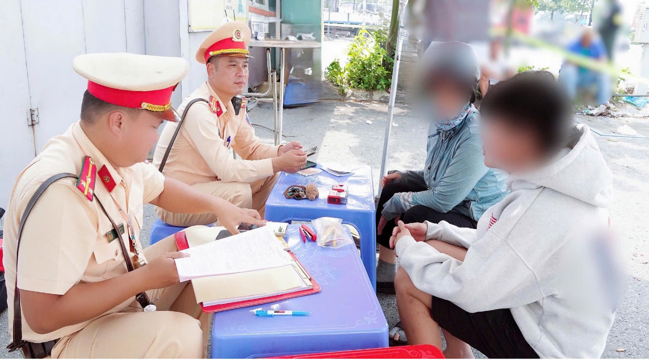 Các tổ công tác xử lý hành vi vi phạm pháp luật về trật tự, an toàn giao thông. Ảnh Duy Trường