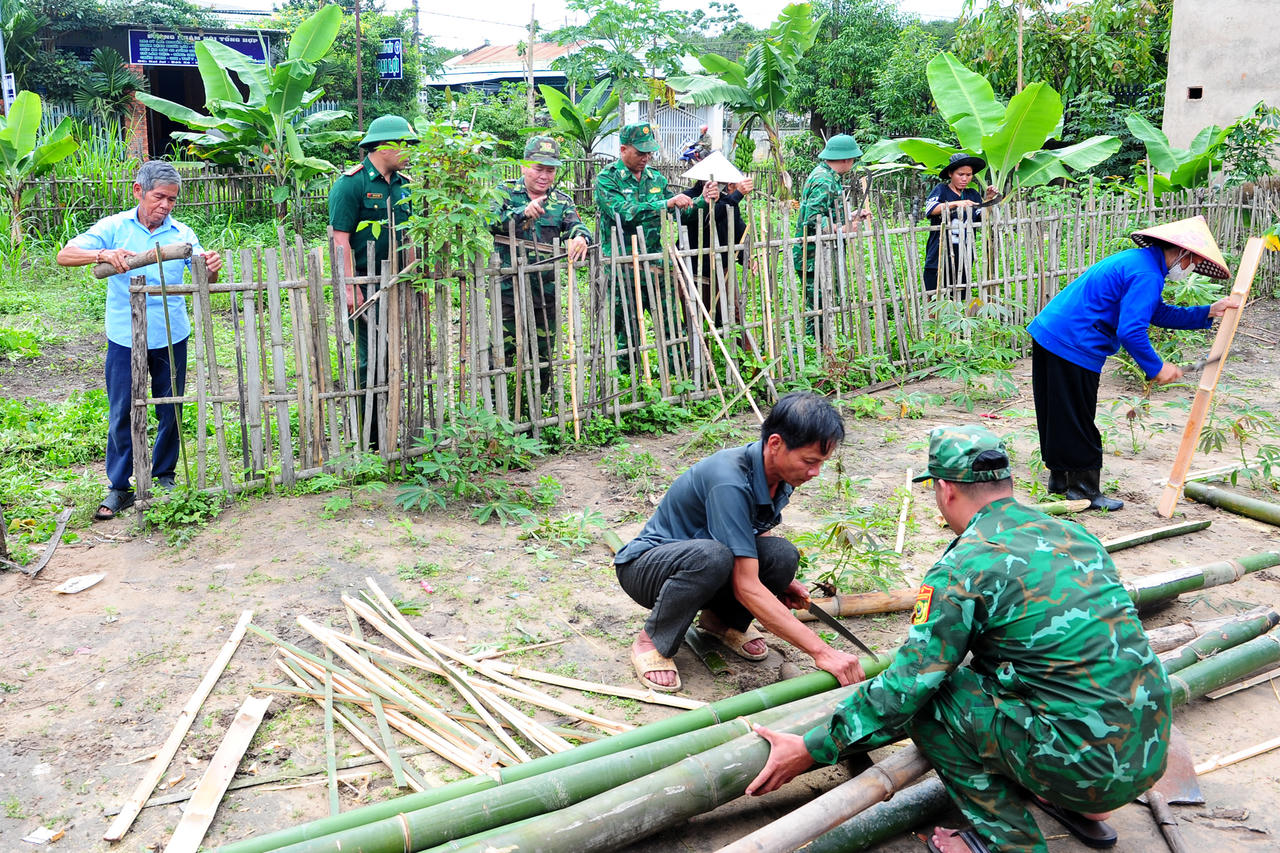 Cùng nhân dân dọn dẹp vệ sinh, cải tạo môi trường, trồng rau sạch cải thiện đời sống.