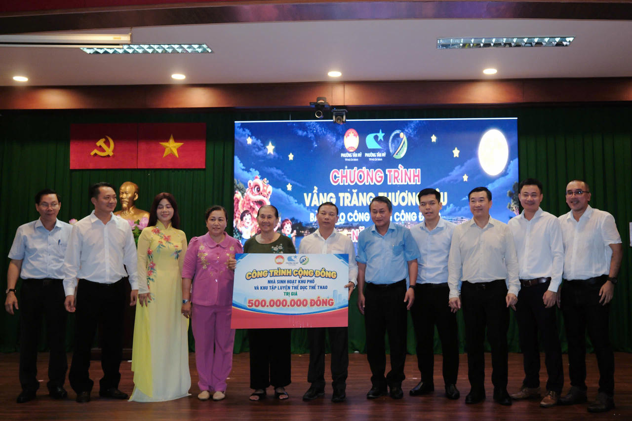 Nghi thức bàn giao công trình cộng đồng tại phường Tân Mỹ, TP HCM. Ảnh: Thu Uyên