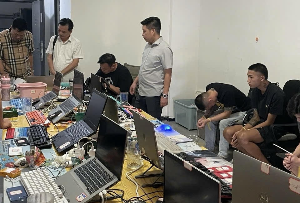 Hiện trường thời ban chuyên án đột kích. (Ảnh: Hải Huệ)