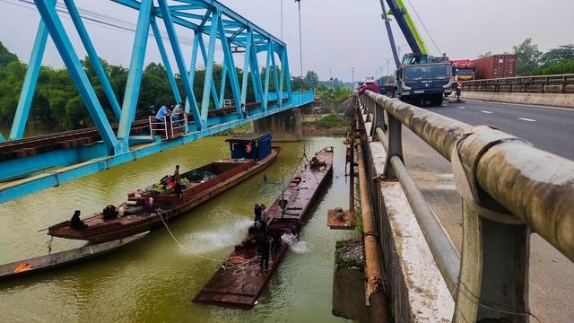 Chiều 15/9, chiếc sà lan cuối cùng đã được đưa ra khỏi khu vực dưới cầu Mỹ Chánh và di chuyển đến vị trí an toàn. (Ảnh: C.H)