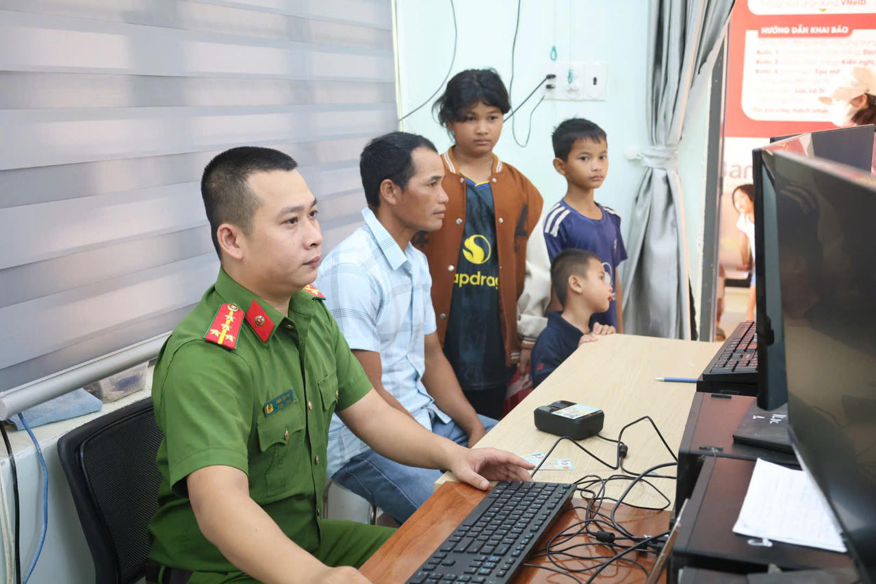 “Bình dân học vụ số” đổi thay đời sống bà con vùng khó Quảng Ngãi 