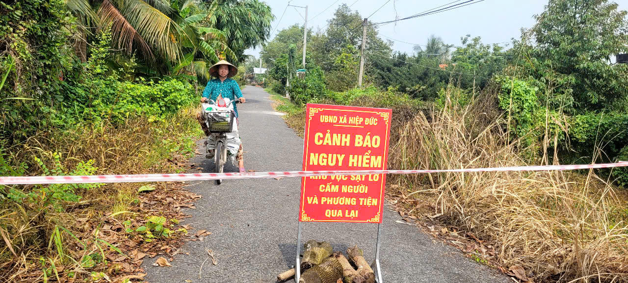 Địa phương đặt biển cảnh báo nguy hiểm tại khu vực sạt. Ảnh: Thiện Lê