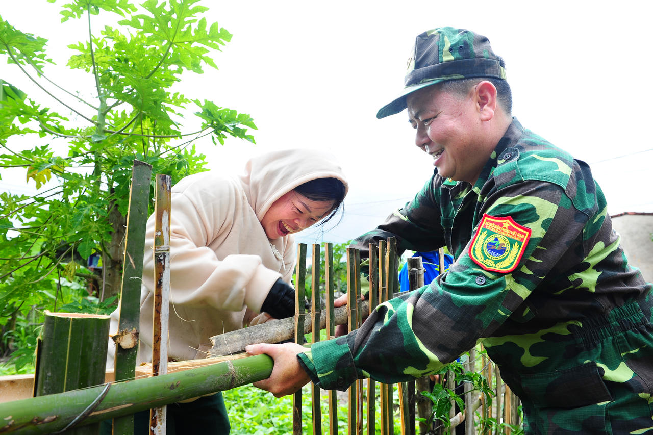 Những nụ cười ấm áp tình quân dân.