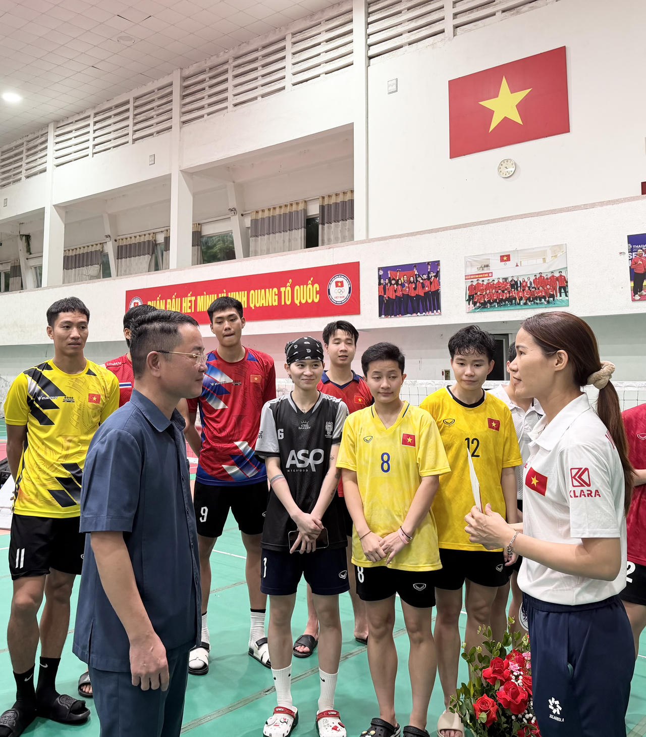 TS, Nhà báo Vũ Hoài Nam, Tổng Biên tập Báo Pháp luật Việt Nam trao đổi với HLV Trần Thị Vui về công tác chuẩn bị của đội tuyển cầu mây Việt Nam trước ngày lên đường tham dự ASIAD 20 tại Nhật Bản.
