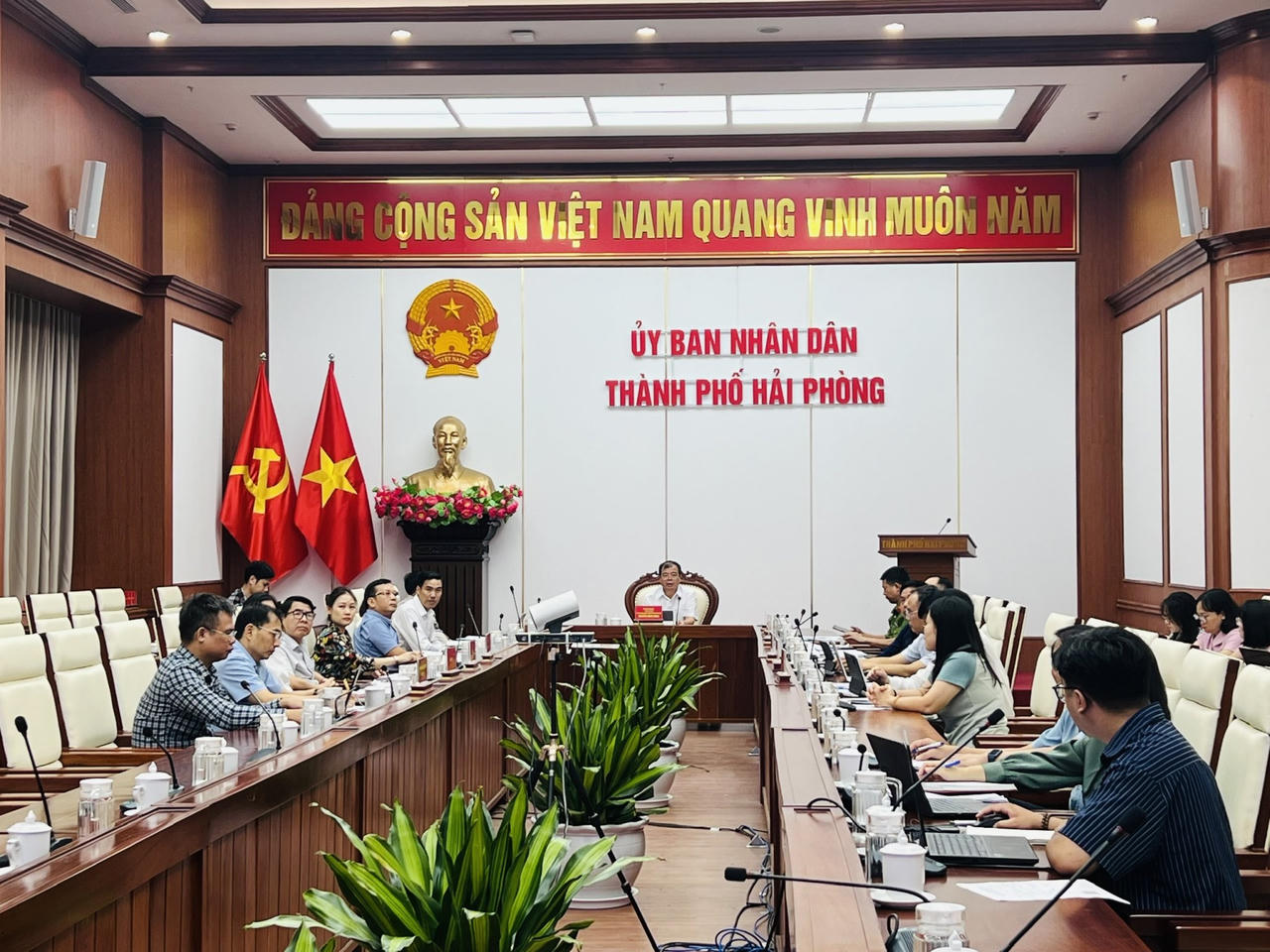 Ông Nguyễn Minh Hùng, Phó Chủ tịch UBND TP Hải Phòng, Chủ tịch Hội đồng phối hợp phổ biến, giáo dục pháp luật TP, Trưởng Ban Tổ chức Cuộc thi chủ trì cuộc họp. (Ảnh: Thuỳ Linh)