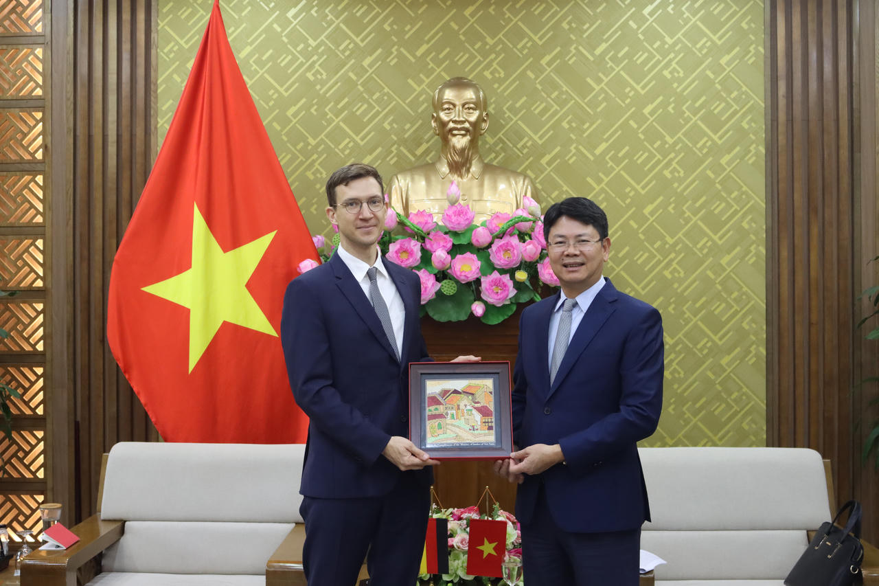 Thứ trưởng Nguyễn Thanh Tịnh tặng quà lưu niệm cho ông Lewe Paul.