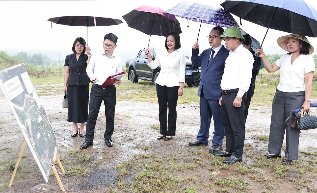 Đoàn đại biểu huyện Hà Khẩu tham quan, khảo sát Khu công nghiệp Cam Đường (Ảnh: Hữu Trường).