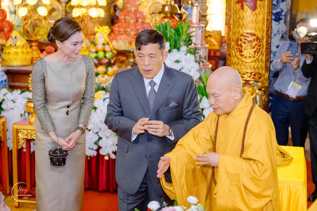 Nhà vua Thái Lan lễ Phật tại chùa Quán Sứ