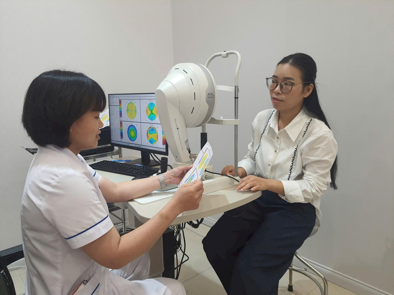 Bác sĩ Bệnh viện Mắt Hà Nội khám, tư vấn cho người dân đăng ký chữa tật khúc xạ theo chính sách tại Nghị quyết 14/2026/NQ-HĐND của HĐND TP. Ảnh: P.Thảo
