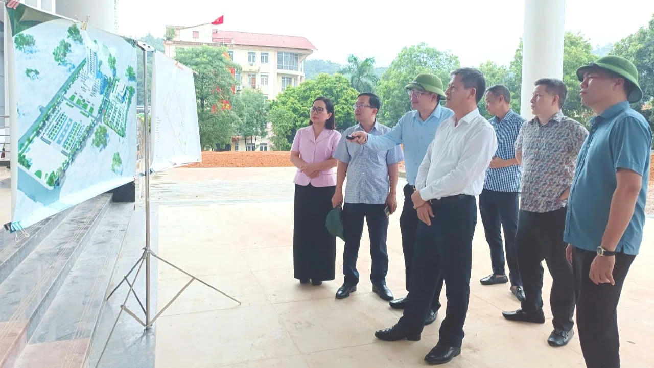 Ông Ngô Hạnh Phúc - Phó Chủ tịch Thường trực UBND tỉnh kiểm tra thực địa các dự án tại khu vực Bảo Thắng. (Ảnh: Nguyễn Hải)
