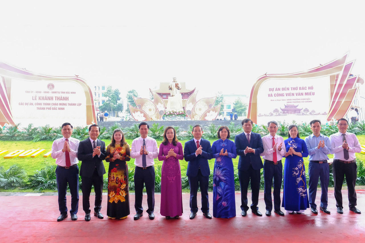Đại diện Tỉnh ủy, Hội đồng nhân dân, Uỷ ban nhân dân, Ủy ban Mặt trận Tổ quốc tỉnh Bắc Ninh tại buổi lễ. (Ảnh NH)