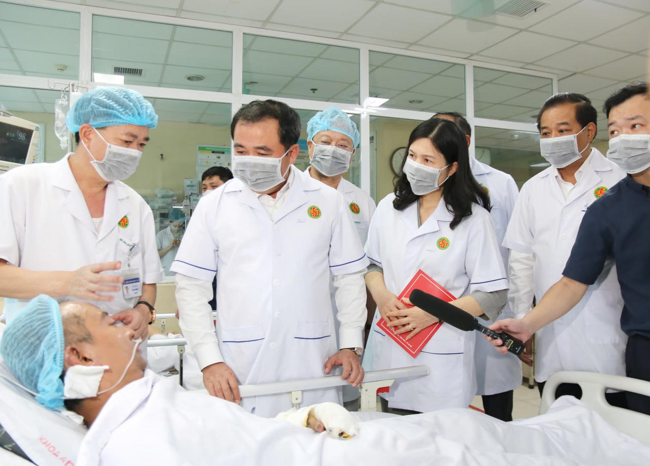 Bí thư Thành ủy Hà Nội Trần Đức Thắng thăm, động viên nạn nhân vụ cháy nhà dân tại phường Tây Hồ Bí thư Thành ủy Hà Nội Trần Đức Thắng thăm, động viên nạn nhân vụ cháy nhà dân tại phường Tây Hồ