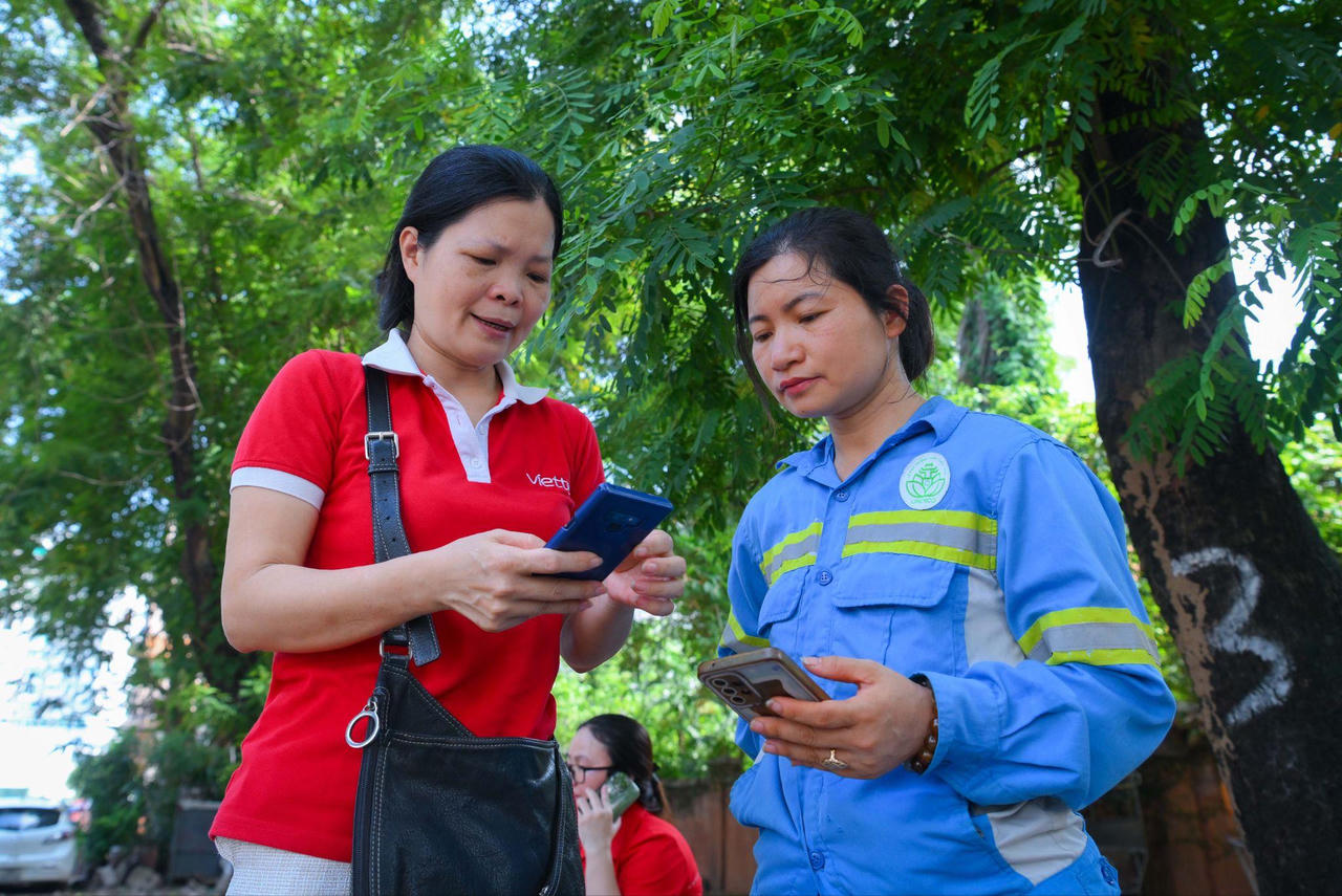 CBNV Viettel hỗ trợ khách hàng trước, trong và sau thời điểm tắt sóng 2G (Ảnh: Viettel)
