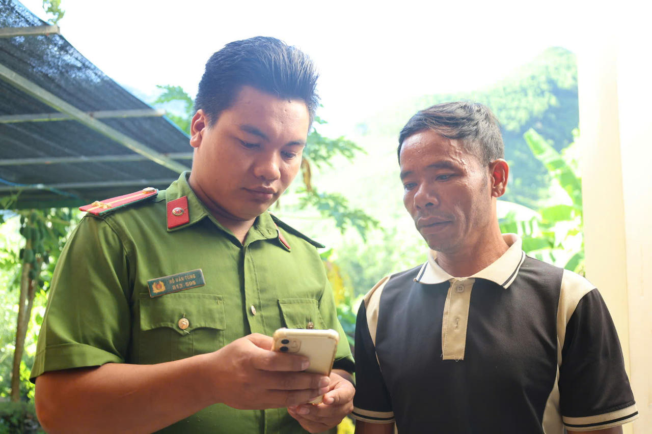 Công an xã chia thành các tổ phụ trách từng thôn, phối hợp với lực lượng an ninh cơ sở, bí thư, trưởng thôn và các đoàn thể đến từng gia đình tuyên truyền, hướng dẫn bà con làm các thủ tục trên điện thoại (ảnh Vân Anh)