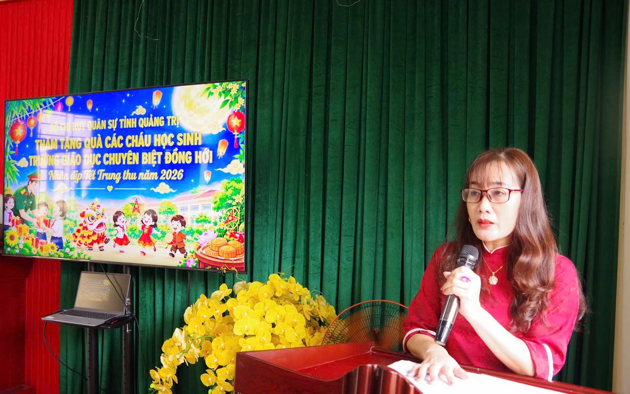Cô Nguyễn Thị Nguyệt Ánh, Hiệu trưởng Trường Giáo dục chuyên biệt Đồng Hới, phát biểu tại chương trình. (Ảnh: Xuân Diện)