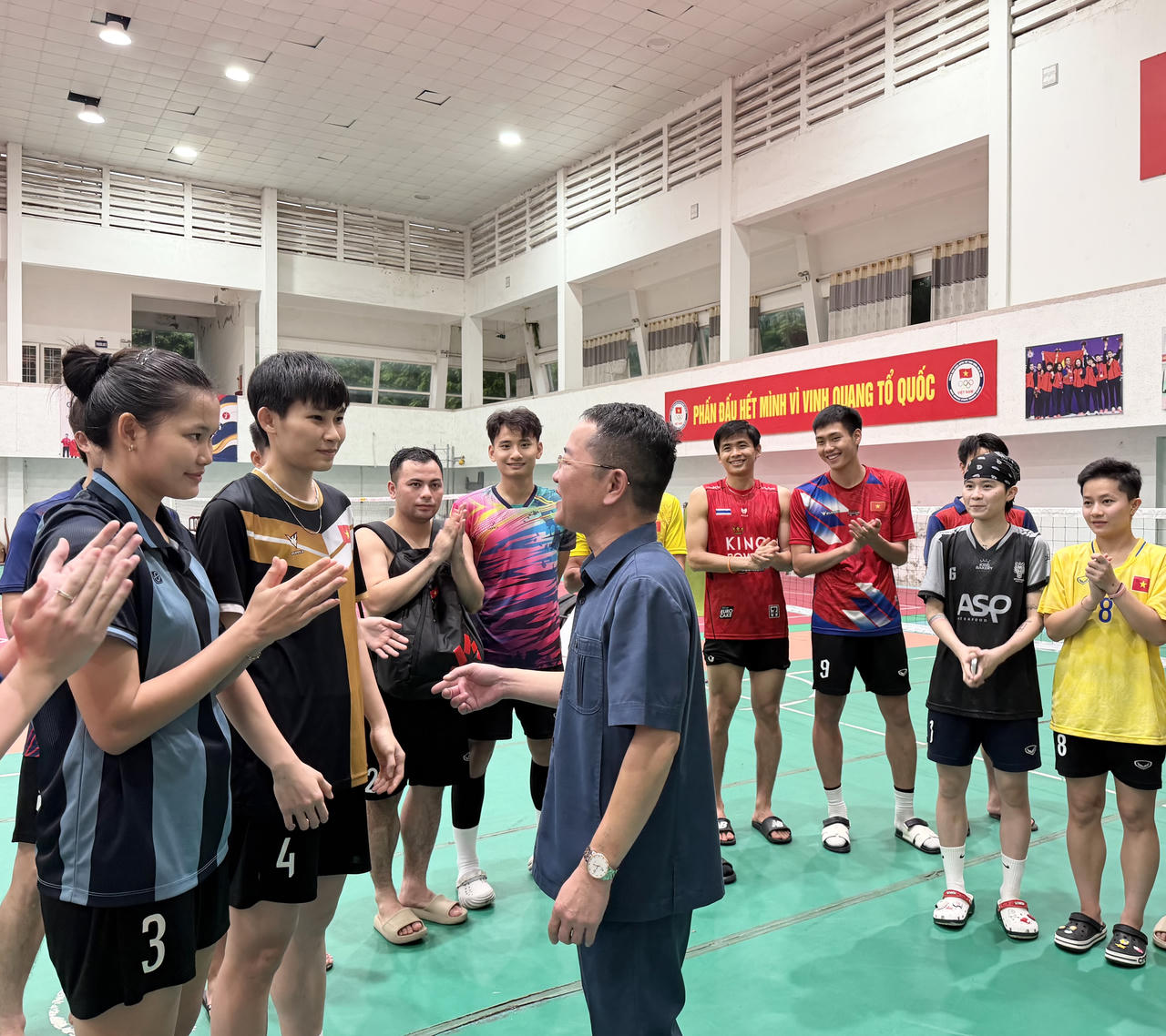 TS, Nhà báo Vũ Hoài Nam - Tổng Biên tập Báo Pháp luật Việt Nam nhận những tràng pháo tay cảm ơn từ các vận động viên đội tuyển cầu mây Việt Nam sau những lời thăm hỏi, động viên trước ngày lên đường tham dự ASIAD 20 tại Nhật Bản.