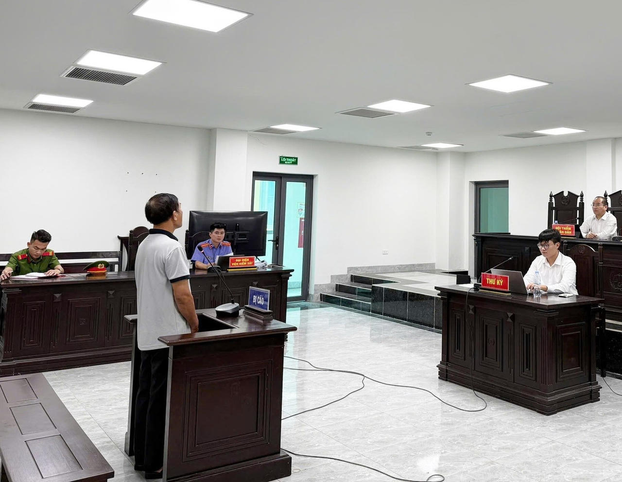 Mua gạo trôi nổi đóng bao bì giả thương hiệu nổi tiếng để bán, người đàn ông lĩnh án 2 năm tù