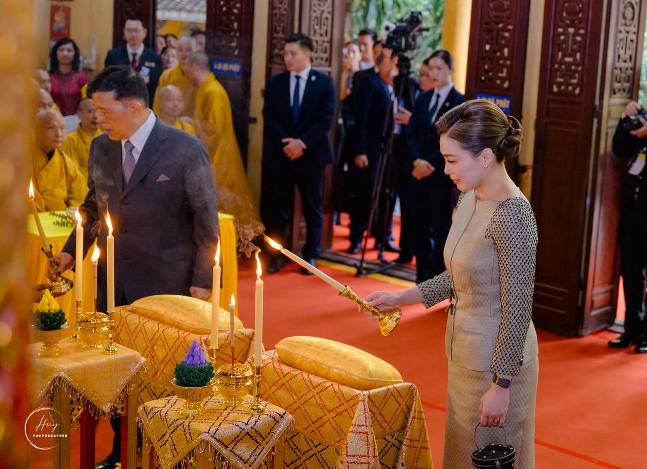 Nhà vua Thái Lan lễ Phật tại chùa Quán Sứ 7