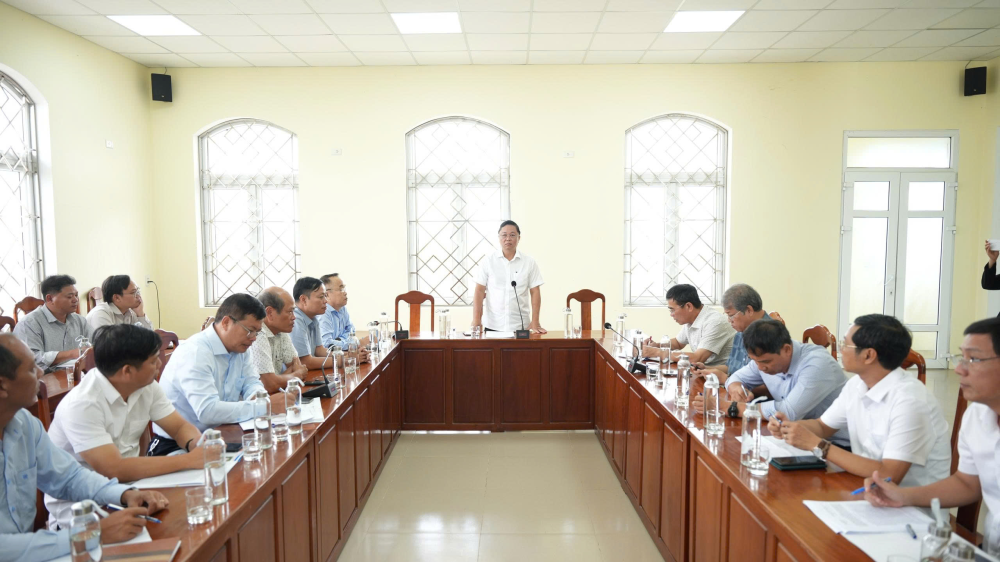 Chủ tịch UBND thành phố Lê Trí Thanh chỉ đạo công tác đảm bảo an toàn hồ chứa tại hồ Tả Trạch. (Ảnh: UBND TP Huế)